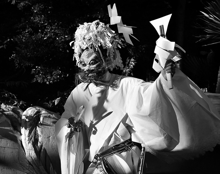 稲穂が垂れる田んぼに浮かぶ鳥居