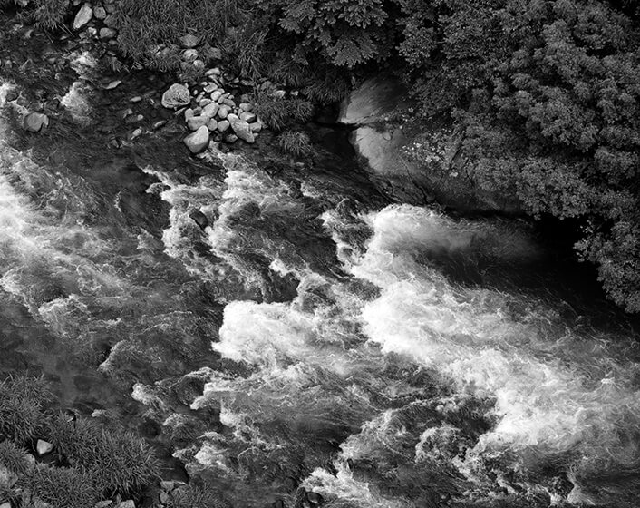 渓谷の上空から見下ろした激流