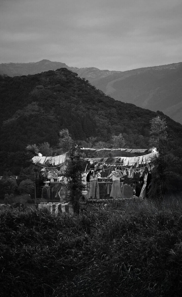 夕暮れの棚田の一角に設置された神楽台