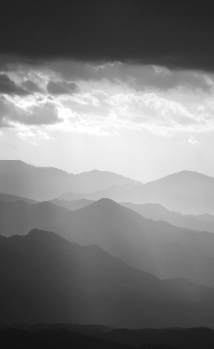 宮崎県北部の山岳地帯に降り注ぐ光